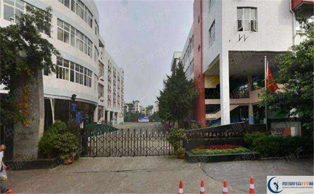 四川师范大学实验外国语学校在校学生总人数是多少？