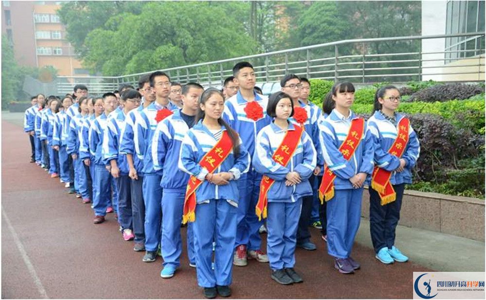温江中学在校学生总人数是多少？