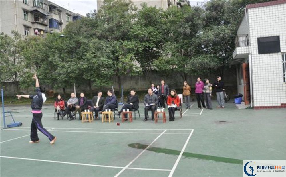 龙泉二中在校学生总人数是多少？