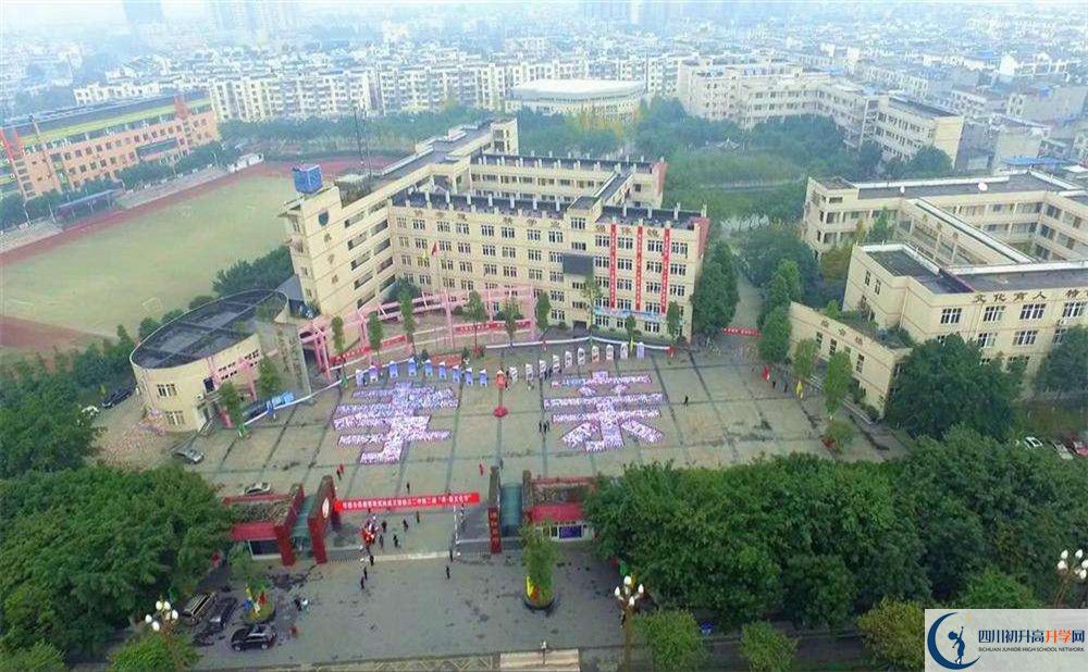 温江二中在校学生总人数是多少？