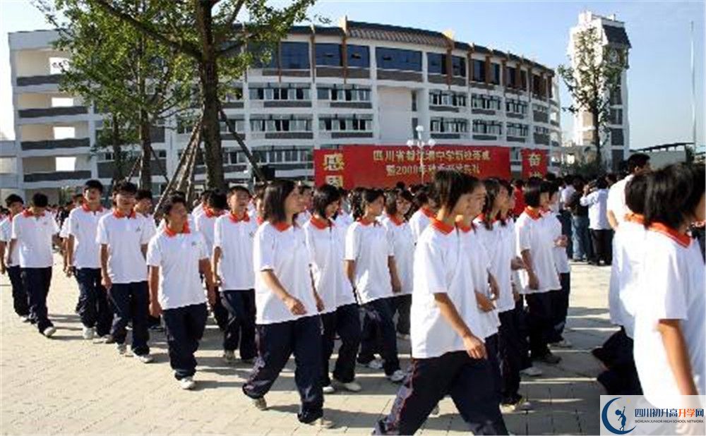 都江堰中学在校学生总人数是多少？