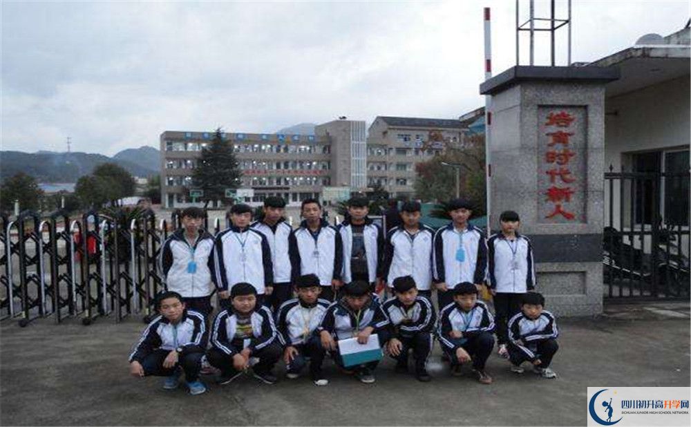 安仁中学在校学生总人数是多少？