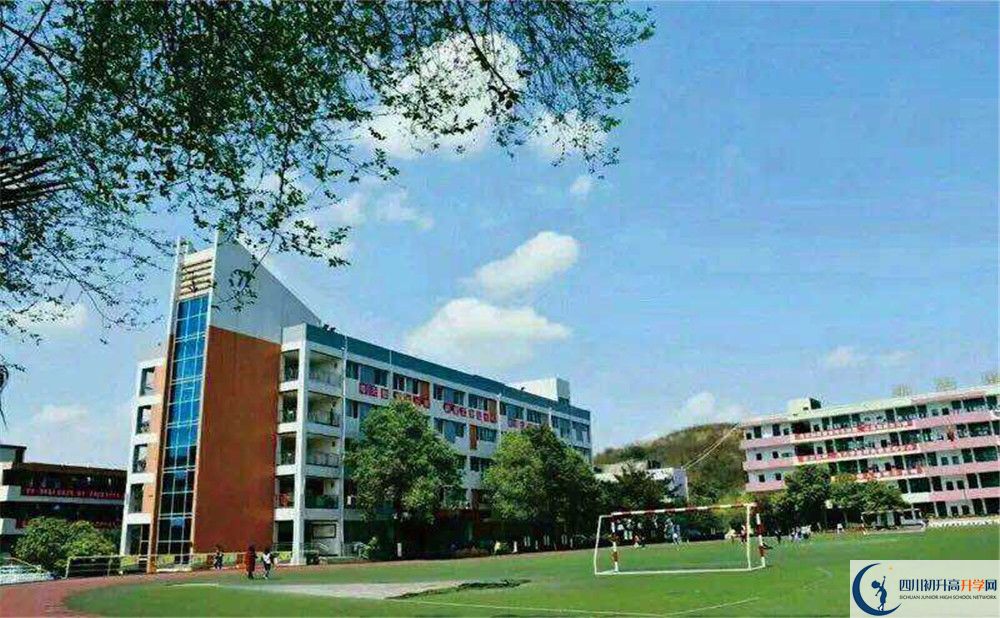 简阳石桥中学在校学生总人数是多少？