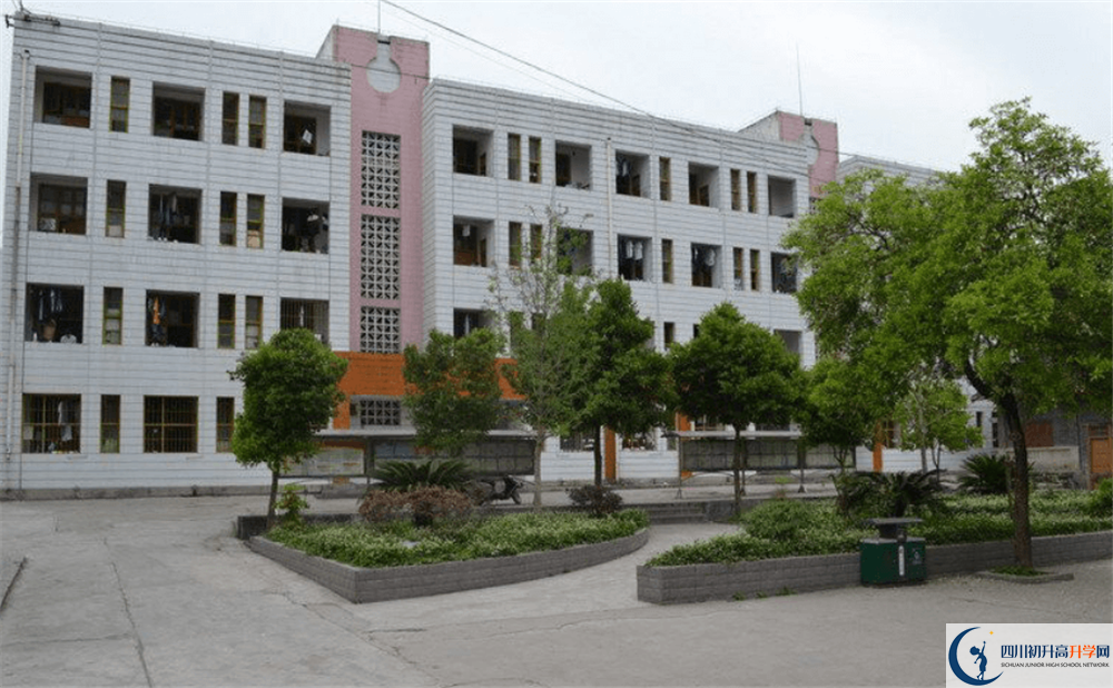 阆中市柏垭中学今年的学费怎么收取，是否有变化？