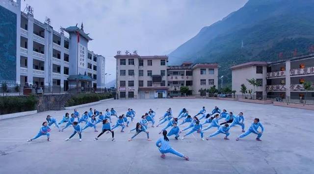 布拖中学院校环境