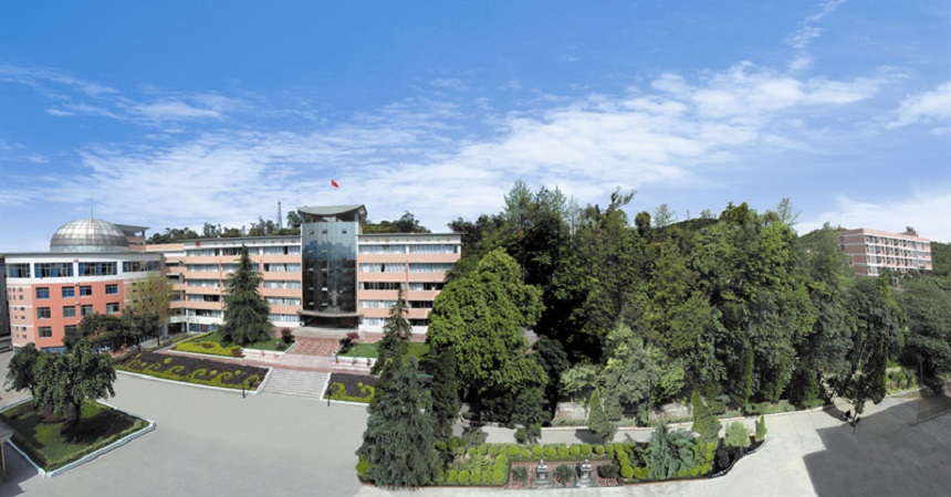 ​蒲江中学的学生是否住校？学生食宿条件如何？