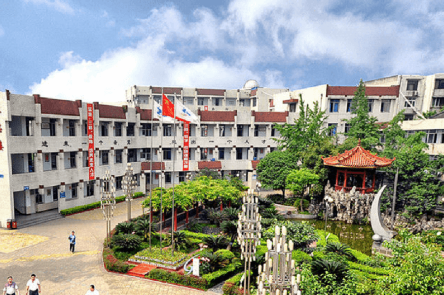 棠湖中学地址在哪里？