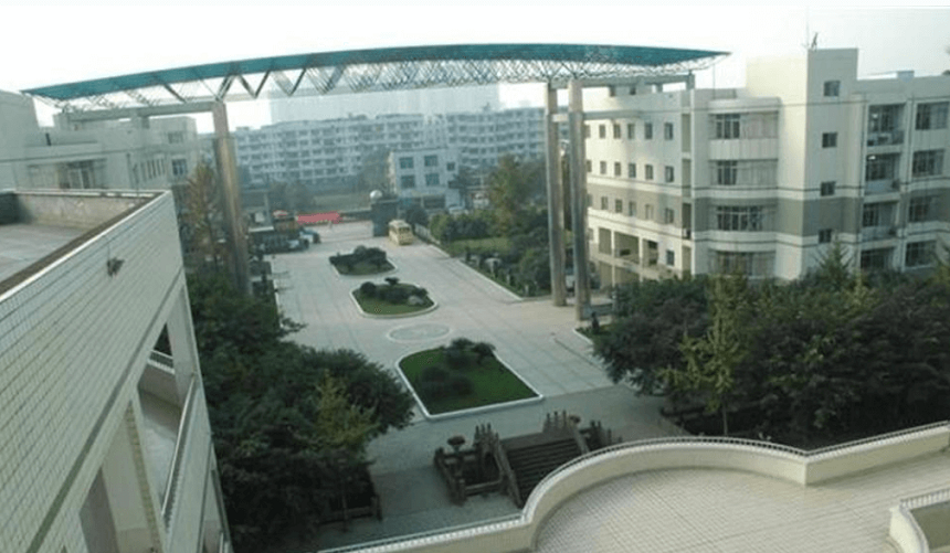 华阳中学具体地址在哪？