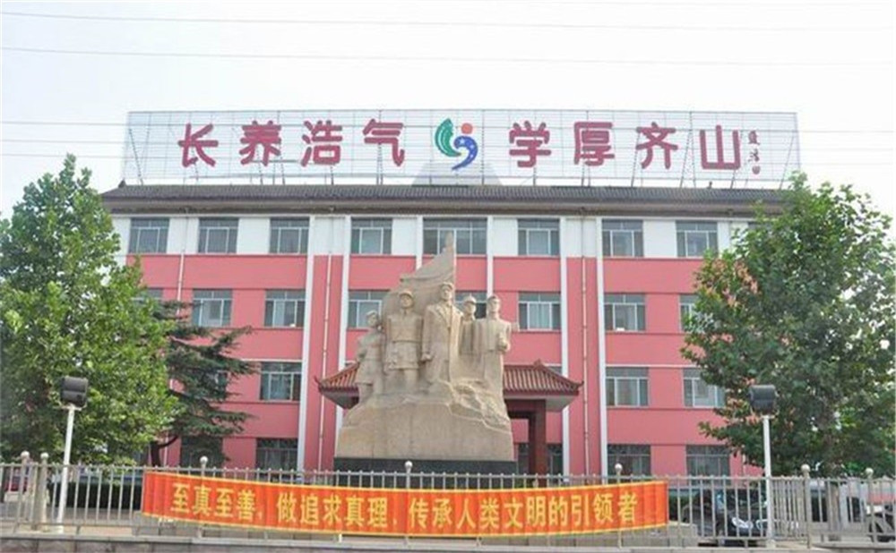 四川省荣县长山中学市公办学校吗？