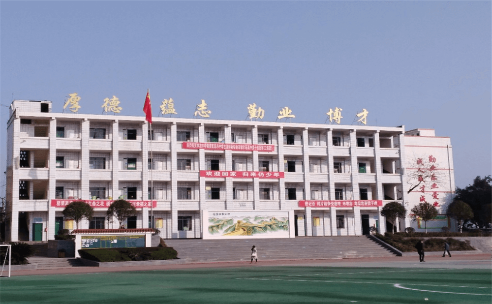 南充市李渡中学学校环境怎么样？