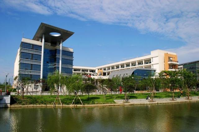 西南交通大学附属中学一年是学费是多少？