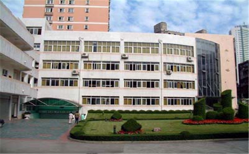 成都市盐道街中学外招生一年的学费是多少？