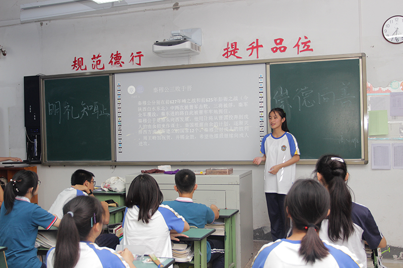 成都石室外国语学校一年的学费是多少？"外国语.jpg"