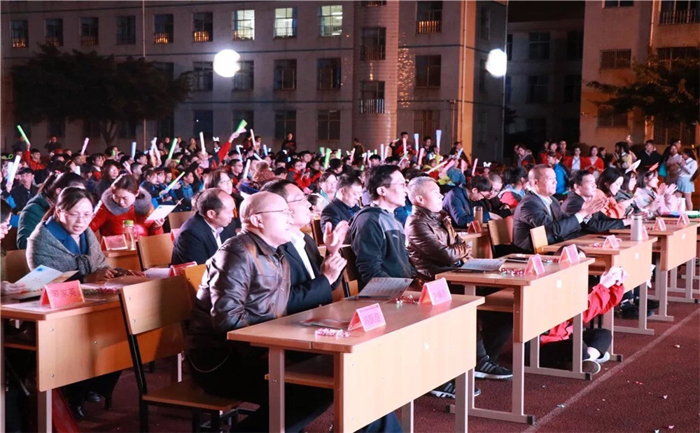 青白江中学招生一年的学费是多少？