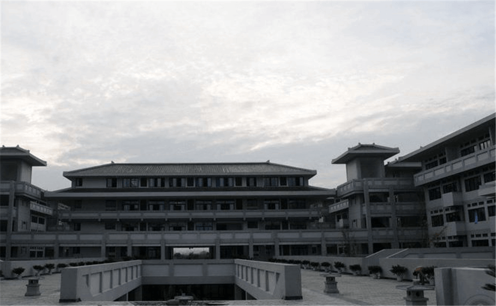 成都石室中学北湖校区的学费是多少钱？