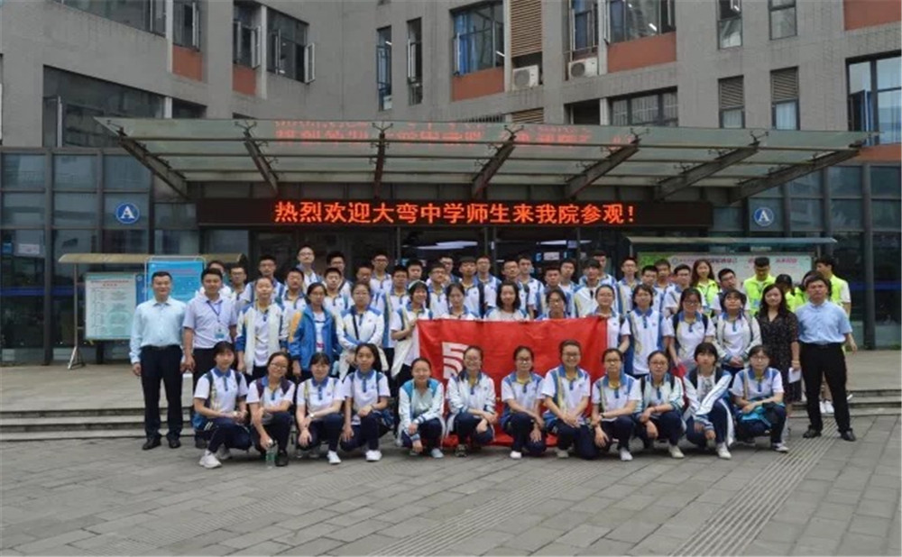 大弯中学招生一年的学费是多少？