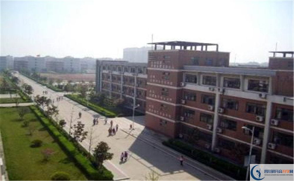 都江堰中学的学费收费标准是多少？