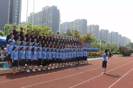 成都三十七中一年的学费是多少？