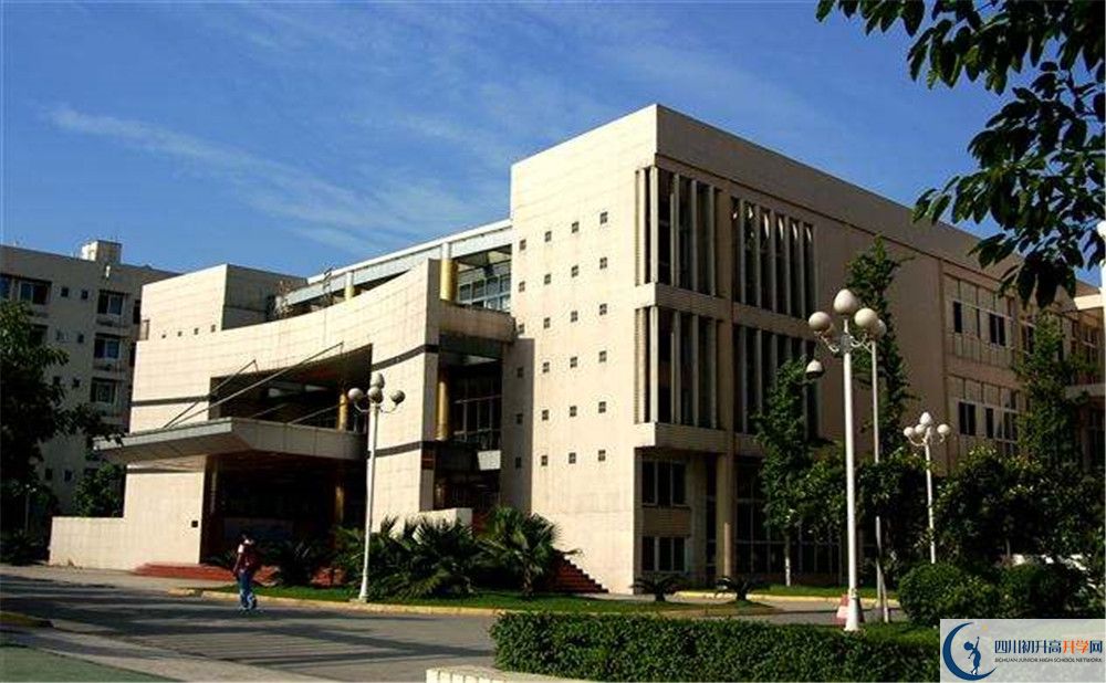 成都棠湖外国语学校一年的学费是多少？