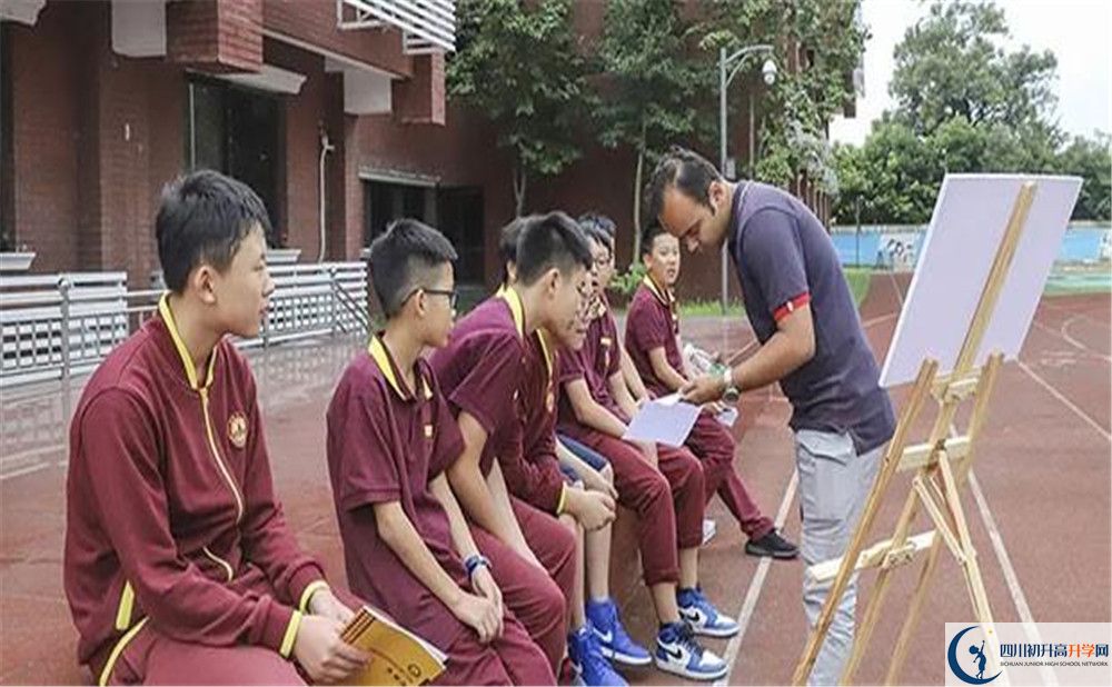 成都西雅美途外国语联合学校一年的学费是多少？