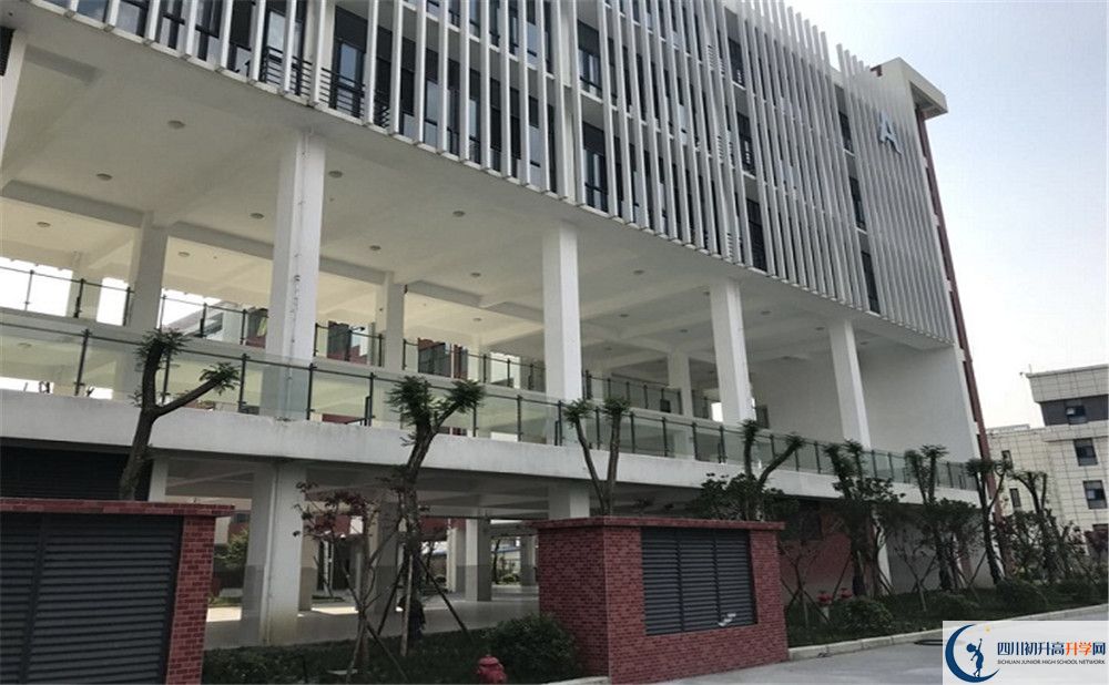 北京第二外国语学院成都附属中学一学期的学费是多少