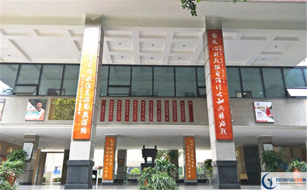 武侯高级中学一学期的学费是多少？