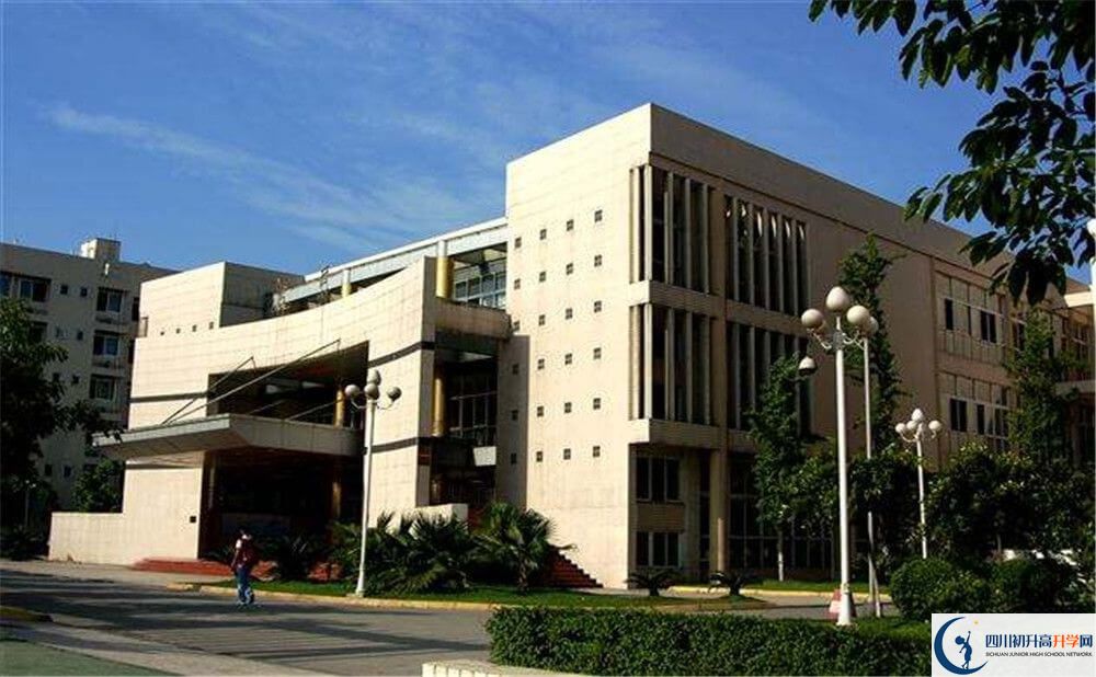 成都棠湖外国语学校一学期的学费是多少钱？