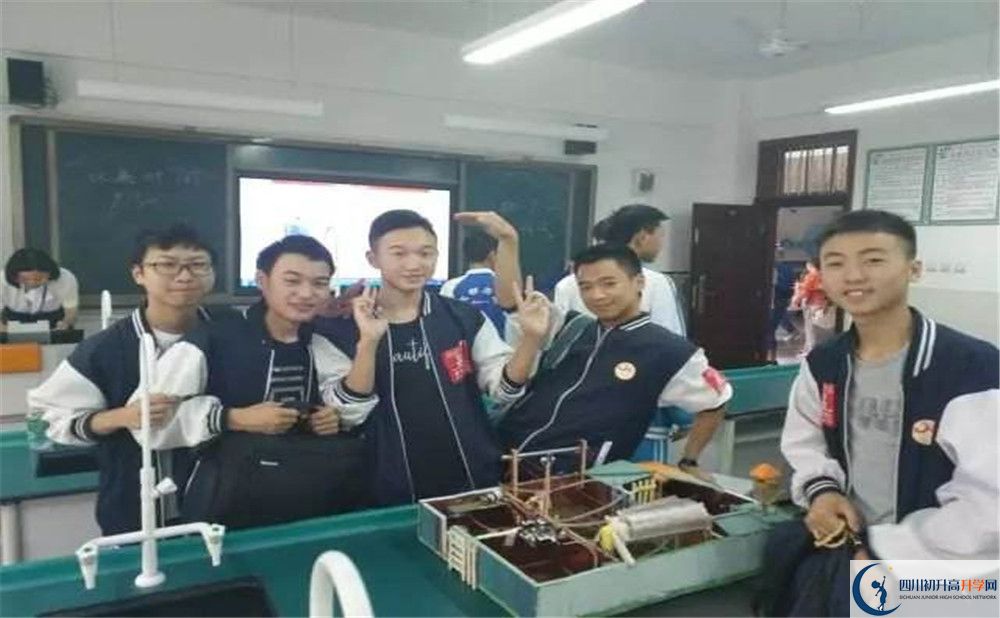 贾家中学一学期的学费是多少？