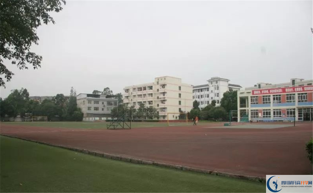 寿安中学一年的学费是多少？