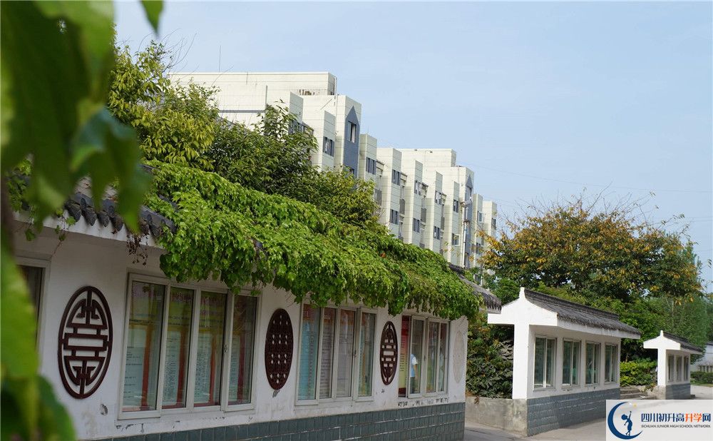 高板中学住宿费用是多少？