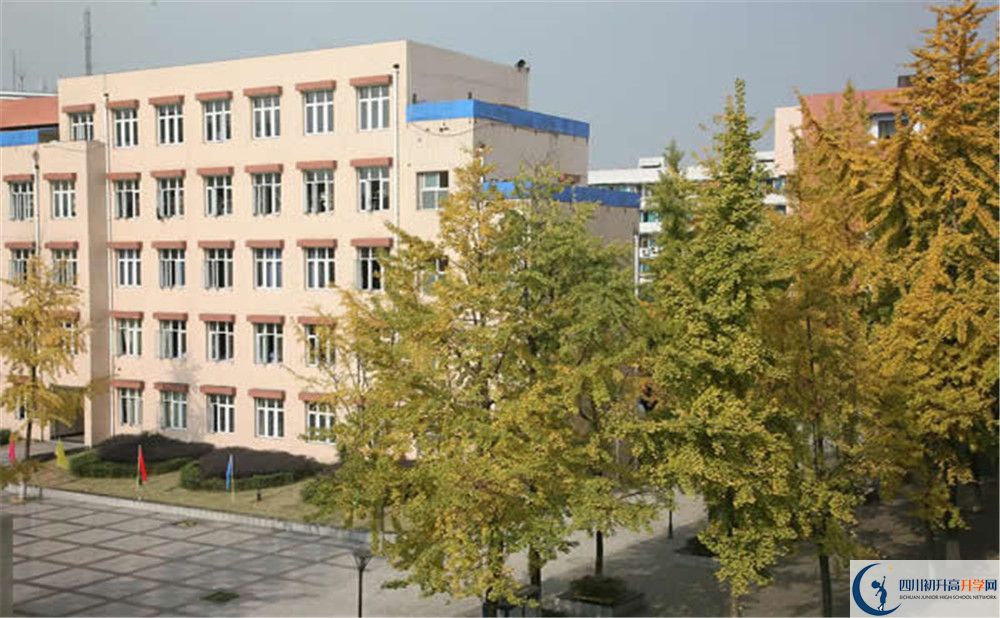 成都西藏中学的高中住宿怎么样？