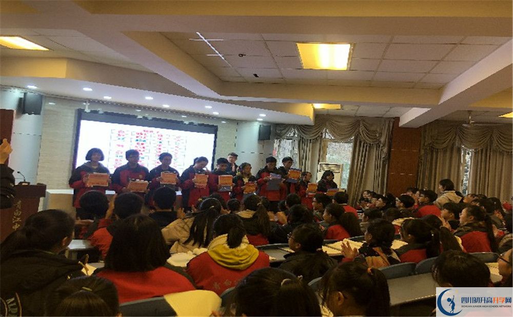 青白江中学2020年外地生学费是多少？