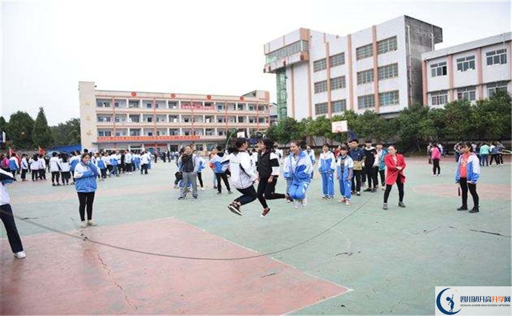 成都棠湖外国语学校高中住宿怎么样？