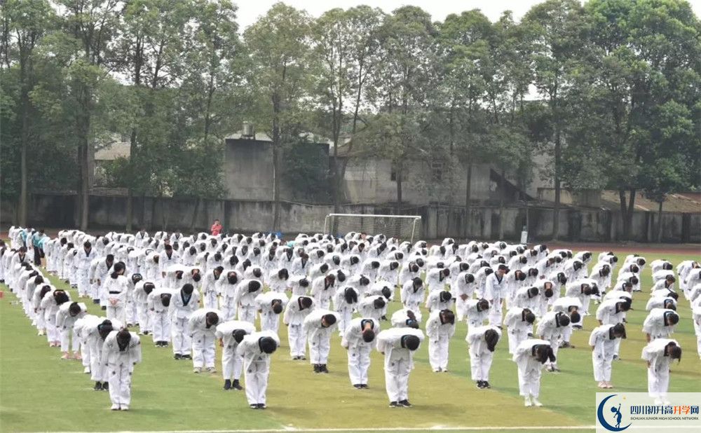 郫县二中实验班人数是多少？