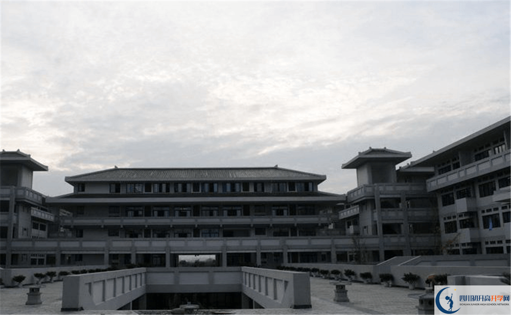 成都石室中学北湖校区与成都七中实验学校哪一个好？