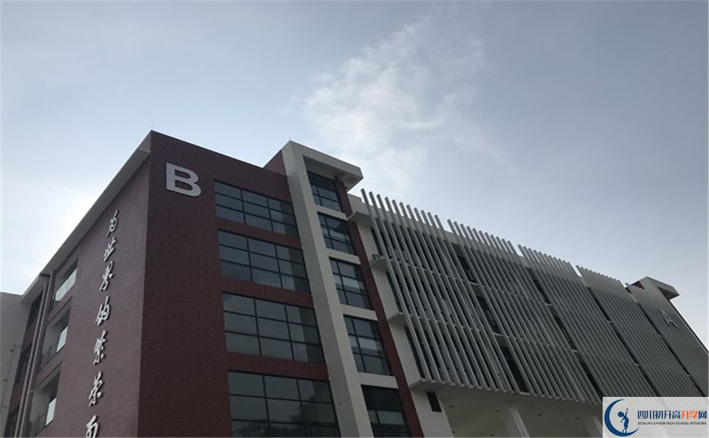 北京第二外国语学院成都附属中学在校学生总人数是多少？