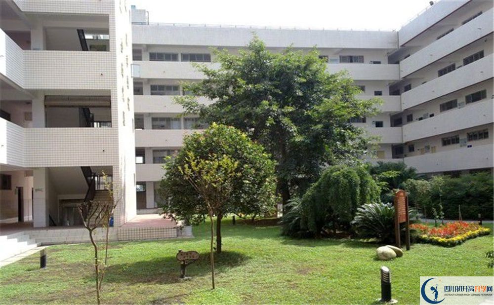成都市第三十八中学在校学生总人数是多少？