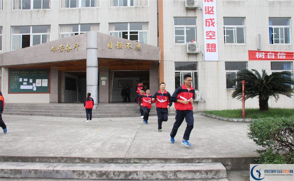 洛带中学在校学生总人数是多少？
