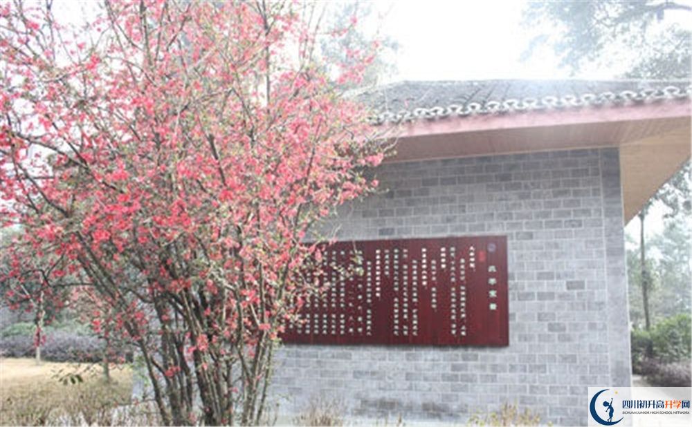 彭州中学地理位置在什么地方？